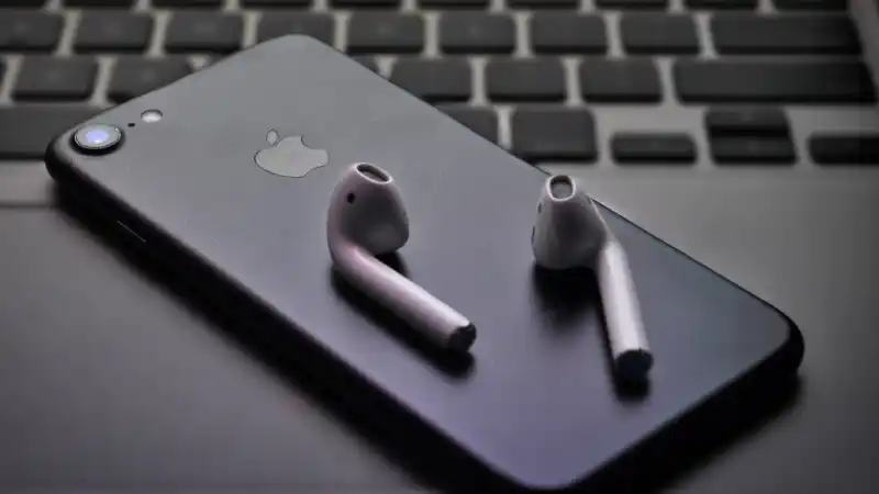 ワイヤレスイヤホンとスマホ